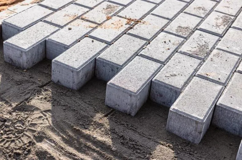 Zdjęcie Kostki brukowe do chodników: jak kształt graniastosłupa wpływa na trwałość