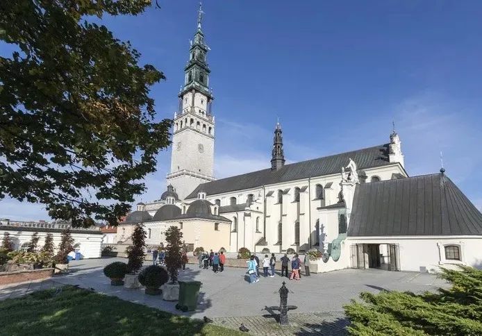 Zdjęcie Sanktuarium Matki Boskiej Kazimierskiej - historia, pielgrzymki i cuda