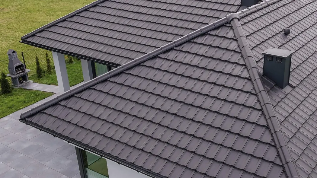 Zdjęcie Ile waży m2 dachówki ceramicznej? Kluczowe informacje dla budowy dachu