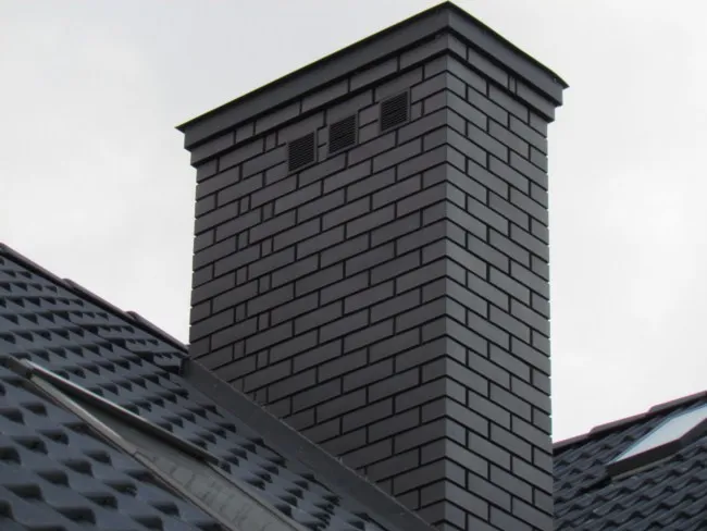 Zdjęcie Ile kosztuje budowa komina z cegły? Poznaj ceny i czynniki