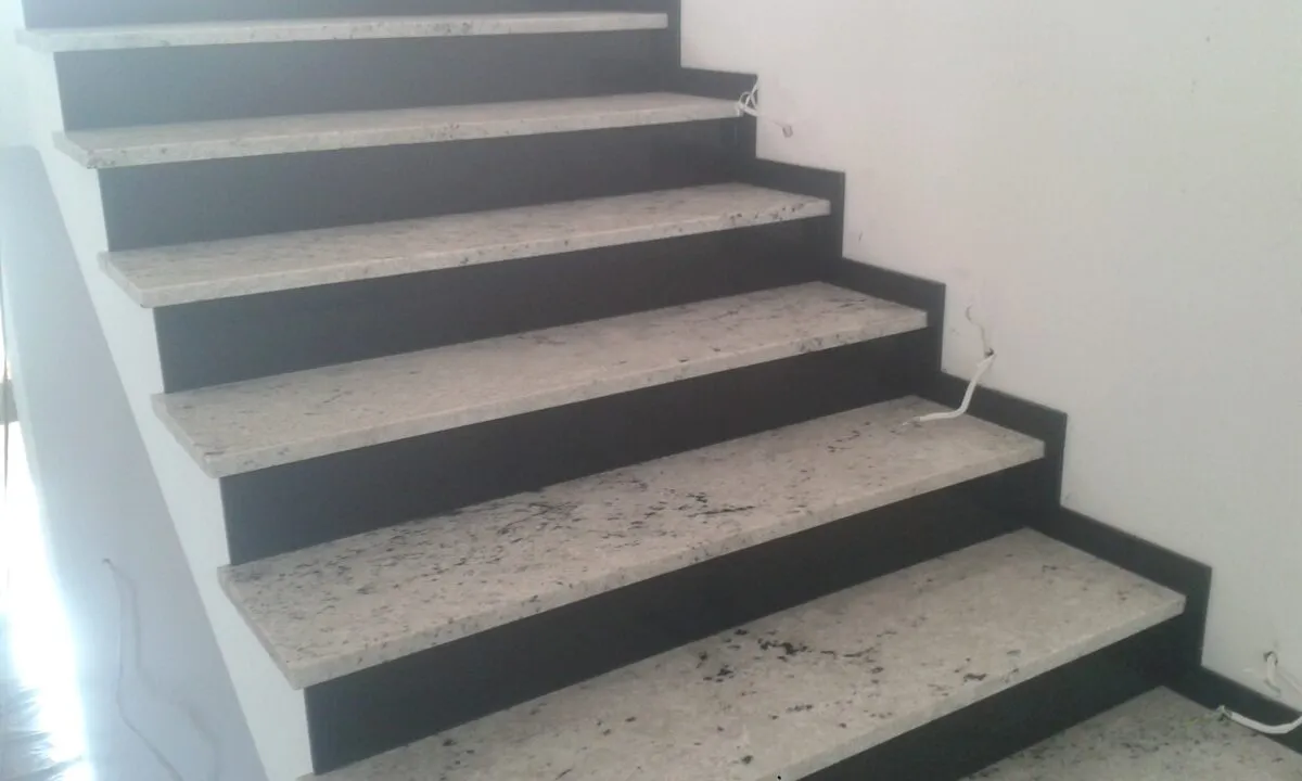 Zdjęcie Ile kosztują schody z kamienia? Ceny, czynniki i porady budżetowe