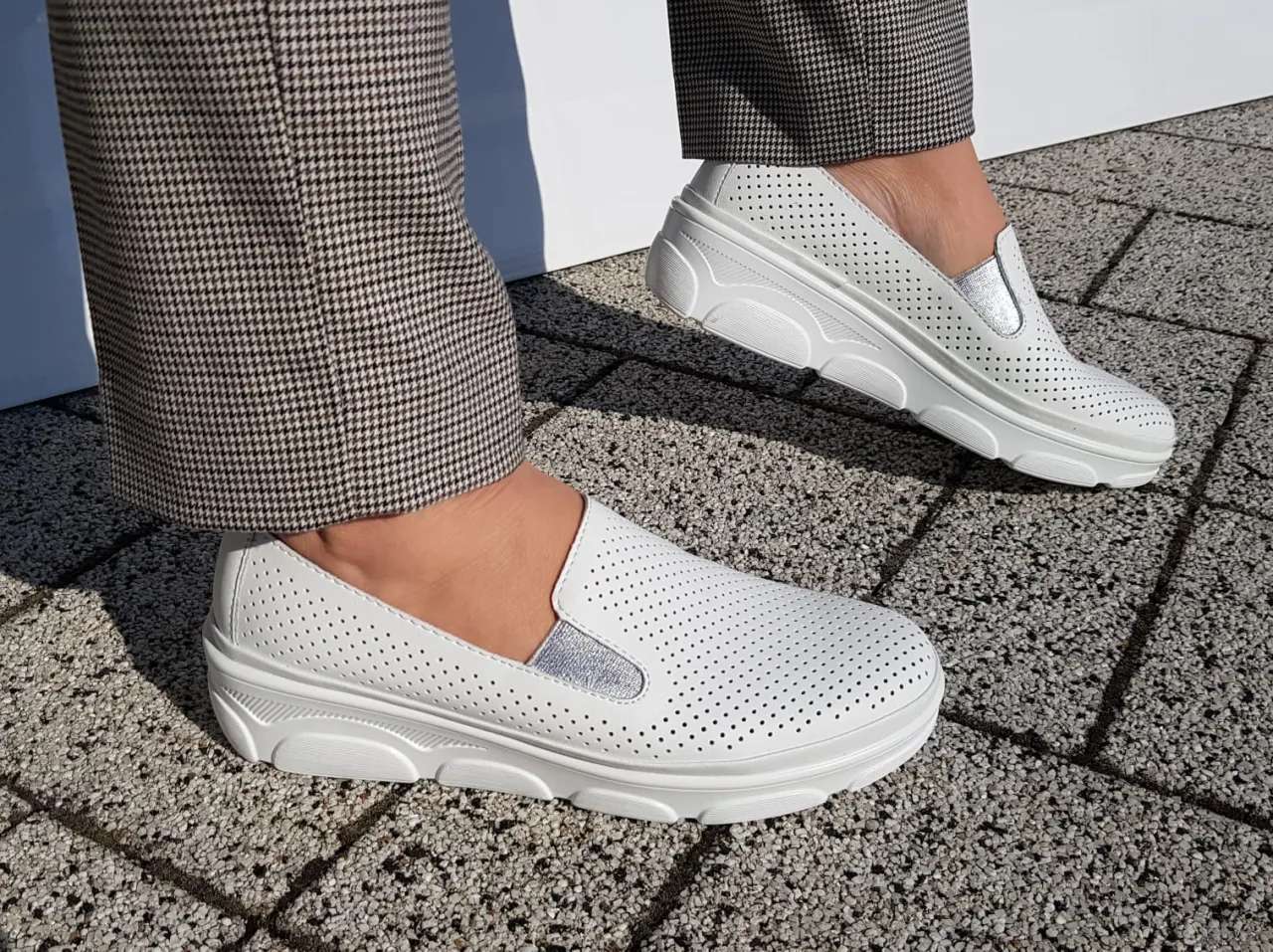 Zdjęcie Jakie buty do szarych spodni w kratę, aby wyglądać stylowo?