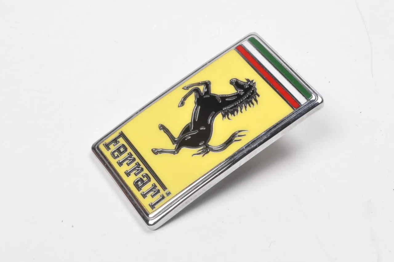 Zdjęcie Jak wygląda znaczek Ferrari? Odkryj jego tajemnice i symbolikę