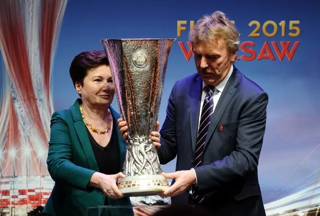Zdjęcie Ile waży puchar ligi mistrzów? Zaskakująca waga trofeum piłkarskiego