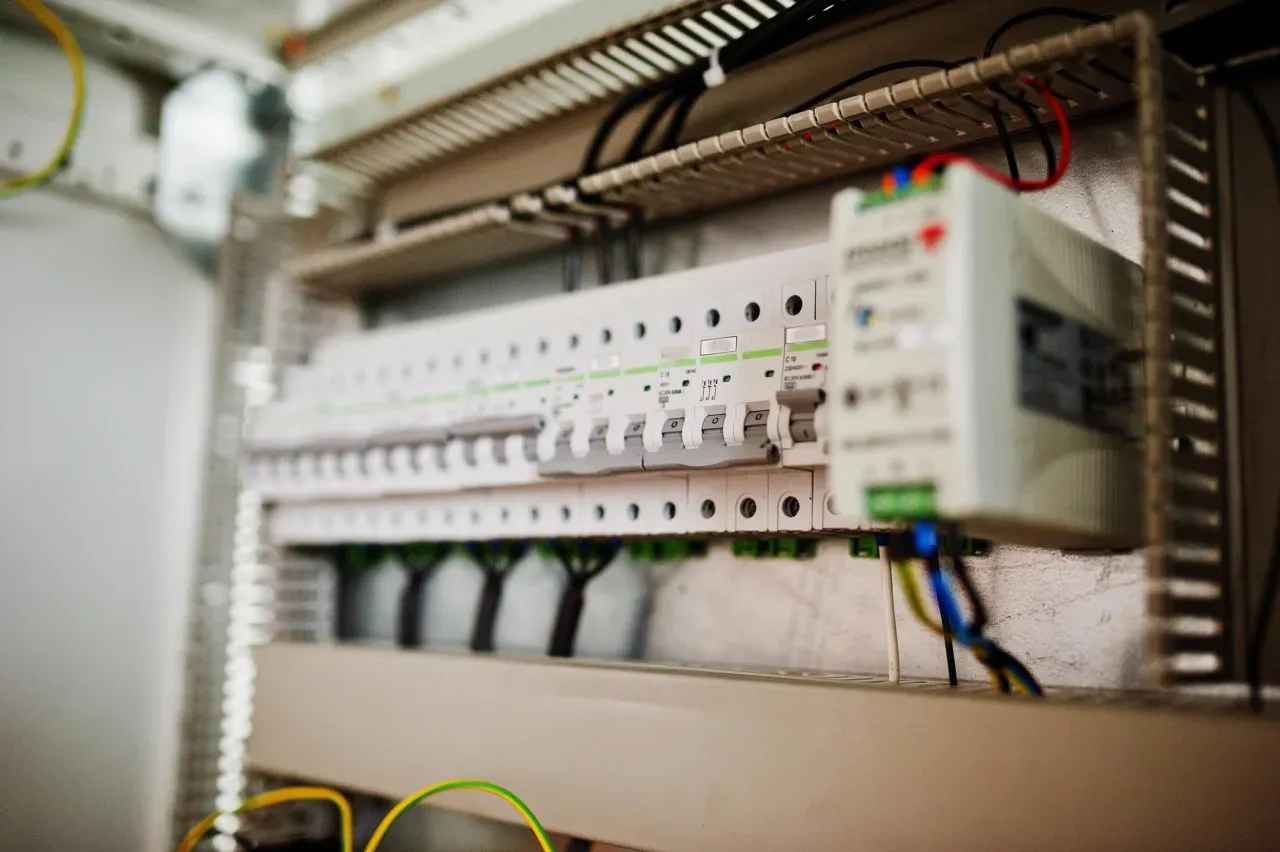 Zdjęcie Jaka odległość skrzynki elektrycznej od granicy działki? Sprawdź przepisy!
