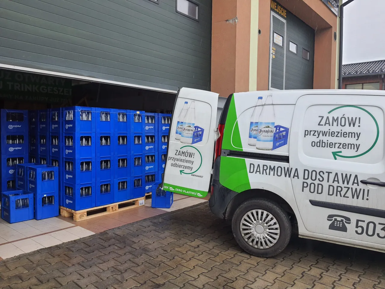 Zdjęcie Napoje w szklanych butelkach z dostawą do domu - wygoda i jakość