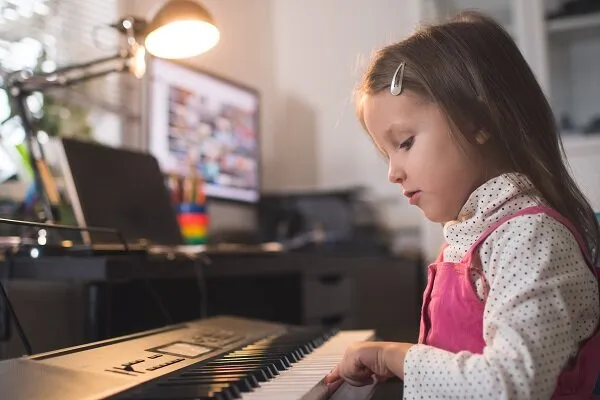 Zdjęcie Jak nauczyć dziecko gry na keyboardzie w prosty i przyjemny sposób