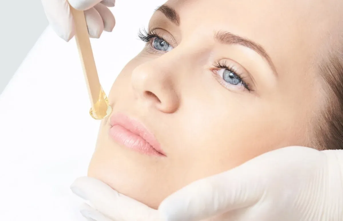 Zdjęcie Ile zapuszczać włosy do depilacji woskiem, aby uniknąć podrażnień?