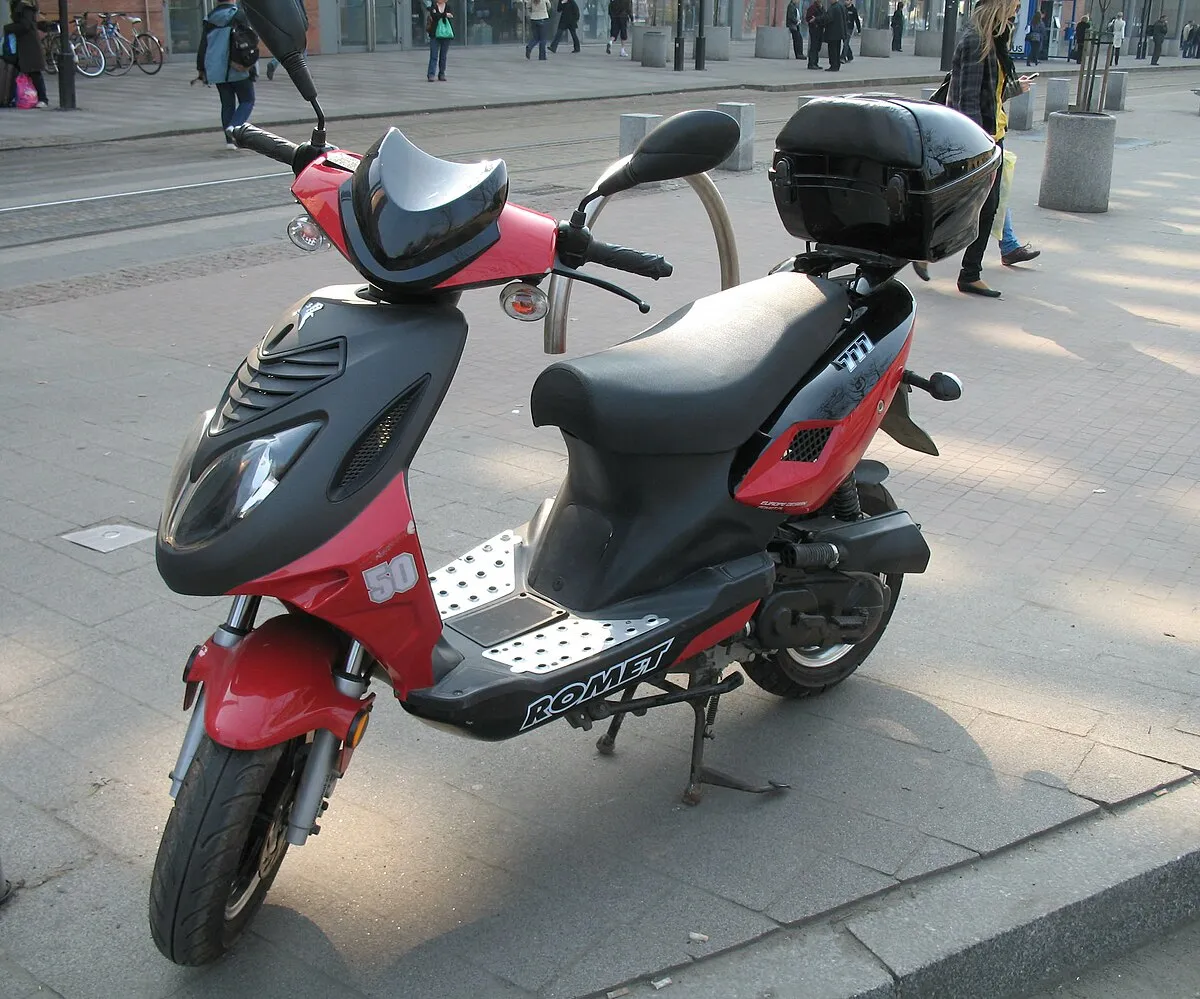 Zdjęcie Co to jest motorower - najważniejsze informacje dla początkujących