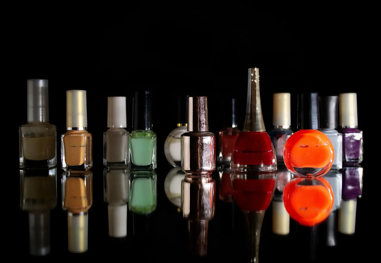 Zdjęcie Jak zrobić manicure tytanowy w domu – proste kroki i najlepsze produkty
