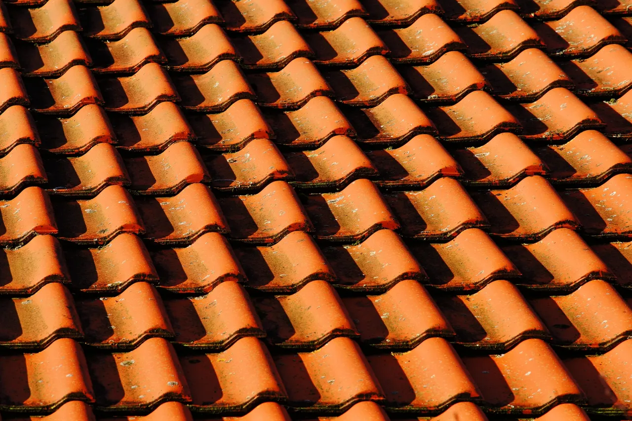 Zdjęcie Dachówka betonowa czy ceramiczna cena - co wybrać i dlaczego?