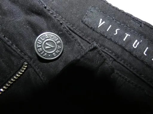 Zdjęcie Co warto wiedzieć o jeansach marki Vistula? Oceniamy jakość i styl