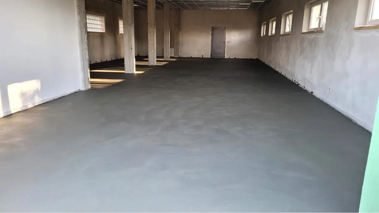 Zdjęcie Jak długo podlewać wylewkę z miksokreta, aby uniknąć pęknięć?