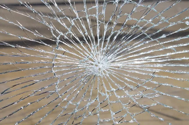 Zdjęcie Jak reklamować pękniętą szybę w oknie i uniknąć zbędnych kosztów