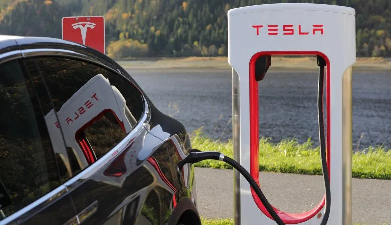 Zdjęcie Ile kosztuje samochód elektryczny Tesla? Ceny modeli i ukryte koszty