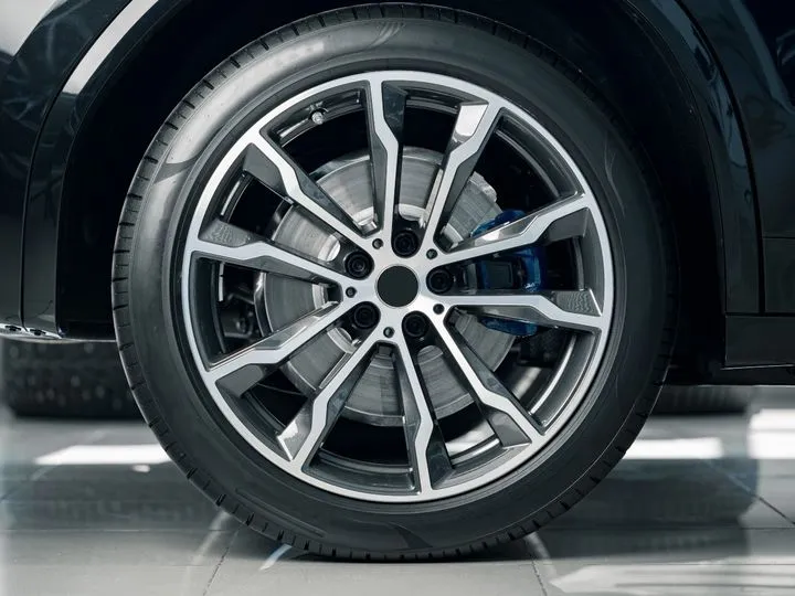 Zdjęcie Srebrne auto: Jaki kolor felg wybrać? Poradnik i inspiracje