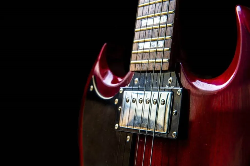 Zdjęcie Jak grać na gitarze z długimi paznokciami: 5 skutecznych technik