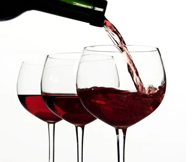 Zdjęcie Czy czerwone wino obniża cukier? Odkryj jego wpływ na zdrowie