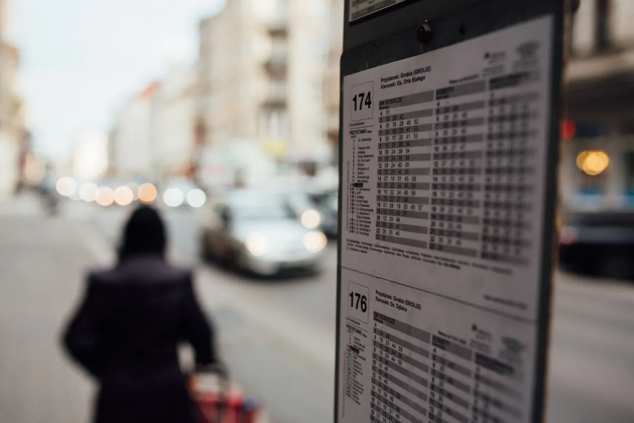 Zdjęcie Rozkład jazdy autobusu 145 – nie przegap ważnych godzin odjazdów