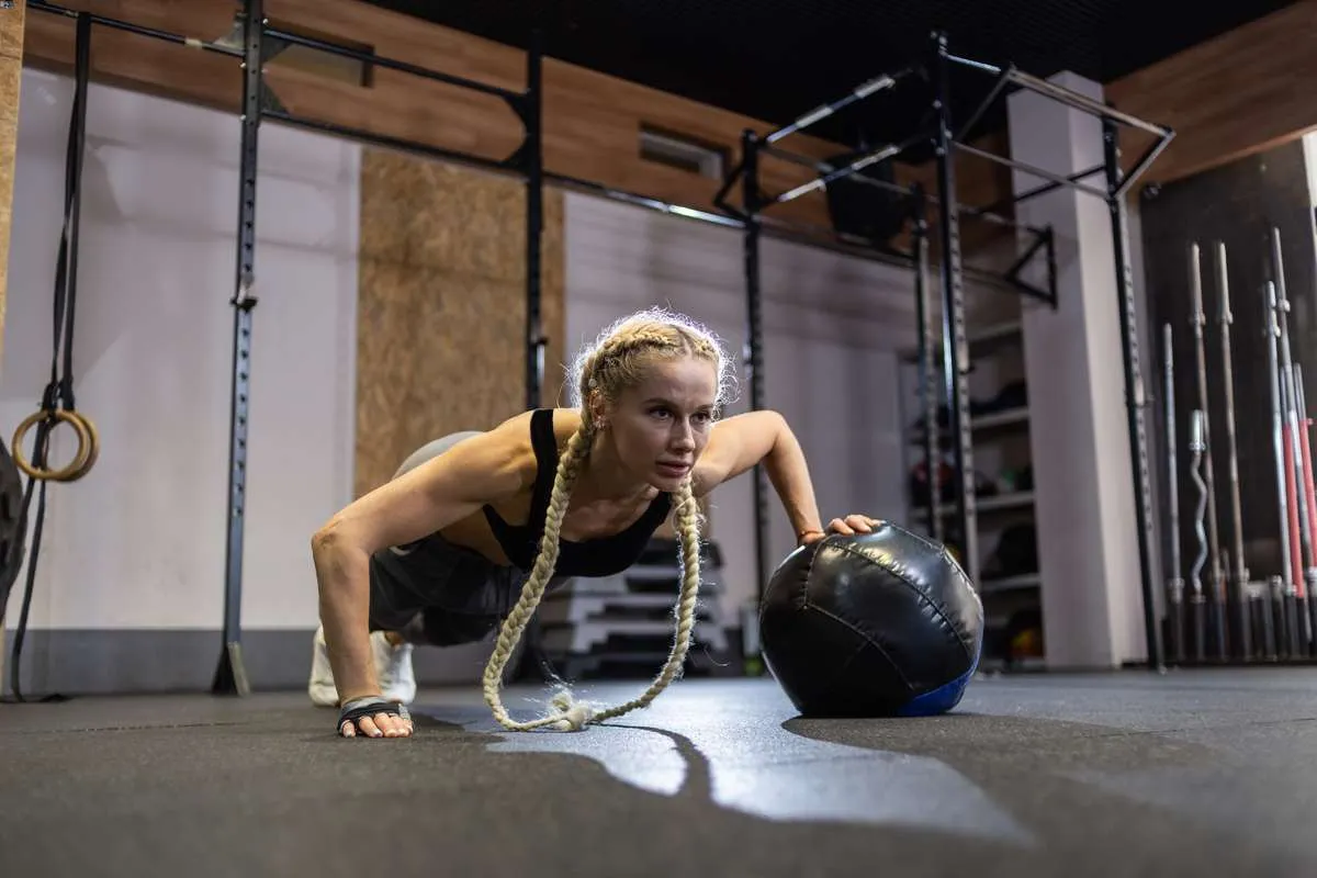 Zdjęcie Jak wygląda trening crossfit? Odkryj sekrety skutecznych sesji