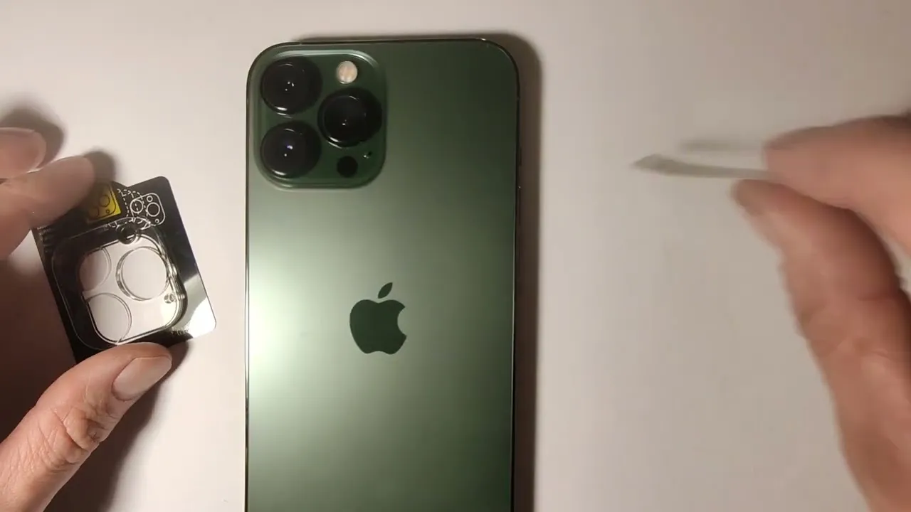 Zdjęcie Jak zdjąć szkło hartowane z aparatu iPhone bez ryzyka uszkodzenia