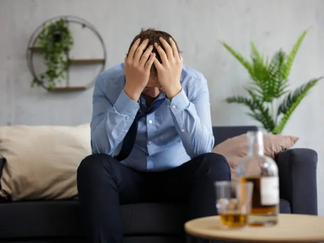 Zdjęcie Niedoczynność tarczycy a alkohol: Czy można pić? Skutki i fakty