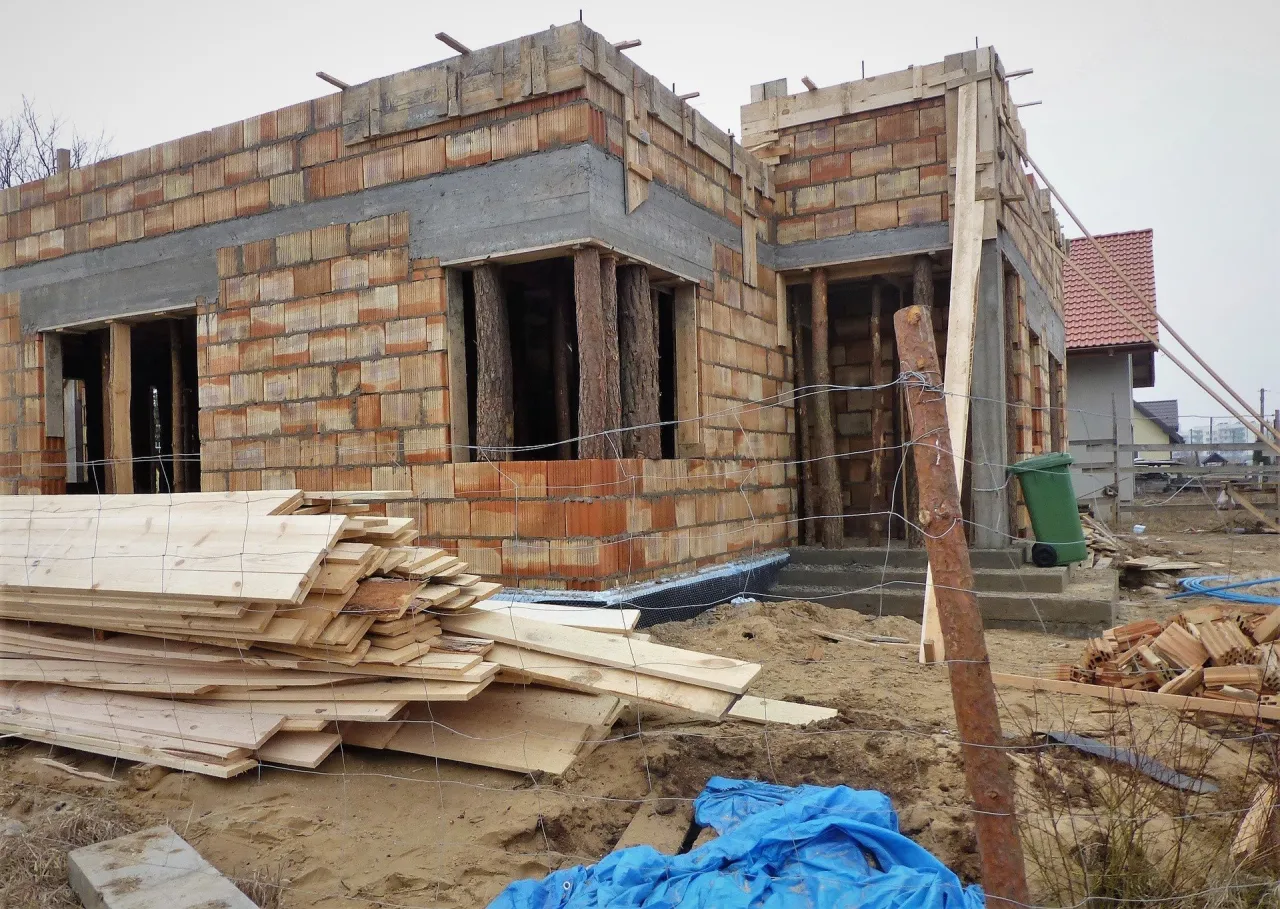 Zdjęcie Ile naprawdę kosztuje budowa domu 140m²? Sprawdź, jak uniknąć ukrytych kosztów!
