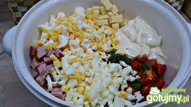 Zdjęcie Czy mrożenie sałatek z majonezem psuje ich smak i jakość? Praktyczne porady