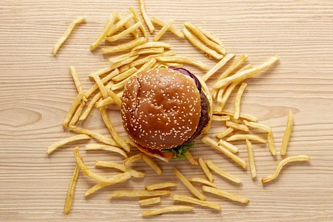 Zdjęcie Ile kcal ma hamburger? Zaskakujące fakty o kaloryczności burgerów