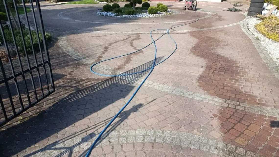 Zdjęcie Jak skutecznie usunąć cement z kostki brukowej? Sprawdzone metody i porady