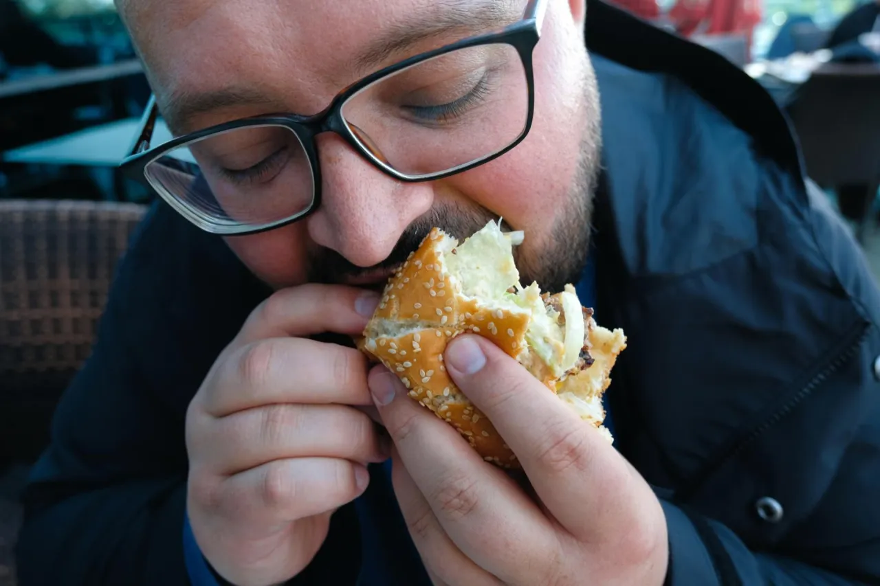 Zdjęcie Ile kalorii ma burger drwala? Zaskakujące wartości kaloryczne!