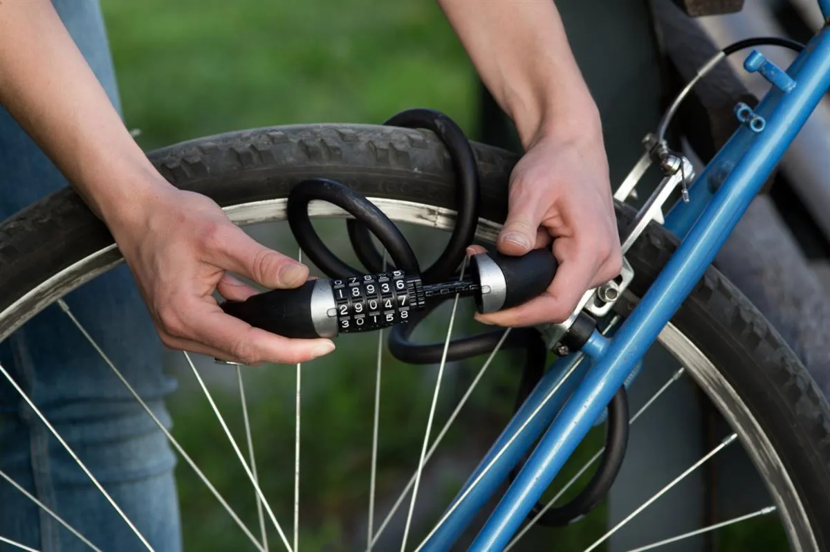Zdjęcie Jak otworzyć blokadę tylnego koła roweru bez klucza i frustracji