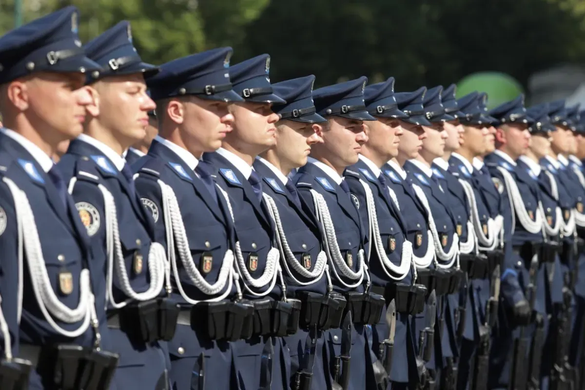 Zdjęcie Kto jest zwolniony z alarmu w policji? Zasady i wyjątki dla rodziców