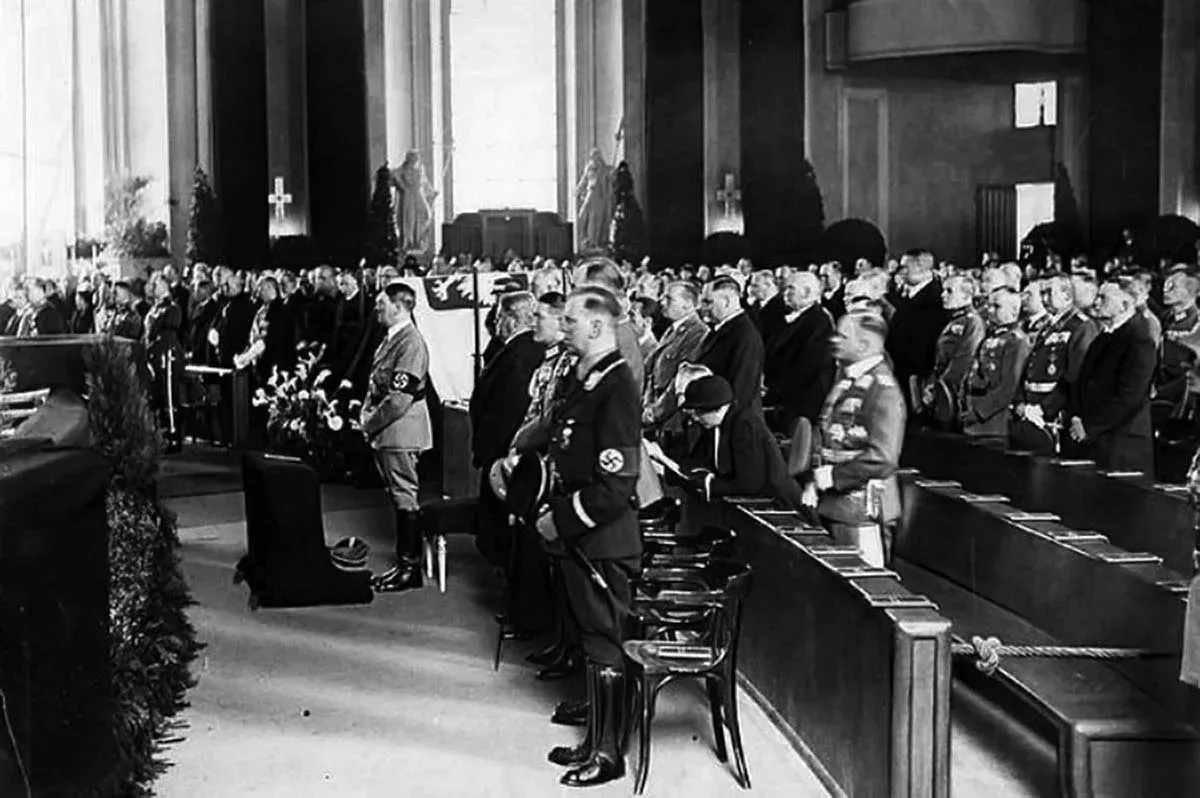 Zdjęcie Czy Hitler był na pogrzebie Piłsudskiego? Zaskakujące fakty i absencja
