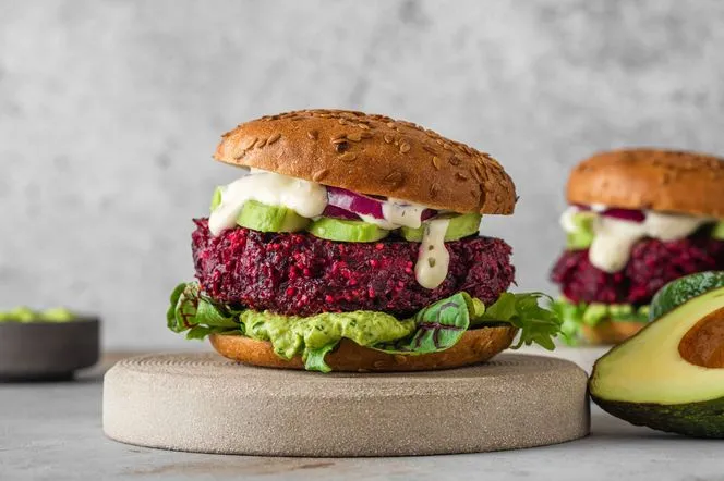 Zdjęcie Jakie warzywa do burgera? Odkryj najlepsze dodatki dla smaku i zdrowia