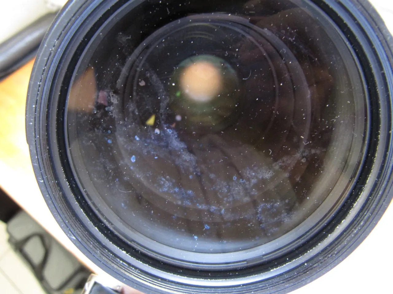 Zdjęcie Skuteczne sposoby na usunięcie rys na obiektywie - poradnik fotografa