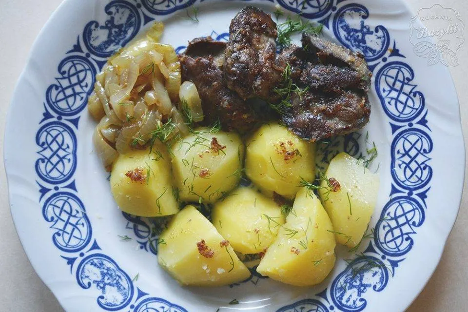 Zdjęcie Na czym smażyć wątróbkę drobiową, aby uniknąć jej wysuszenia?