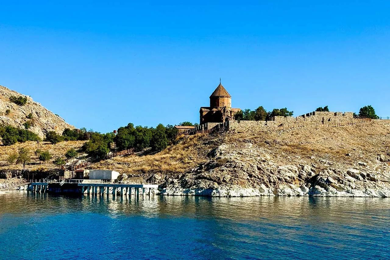 Zdjęcie Rola kościoła w średniowieczu: jak wpływał na życie i kulturę?