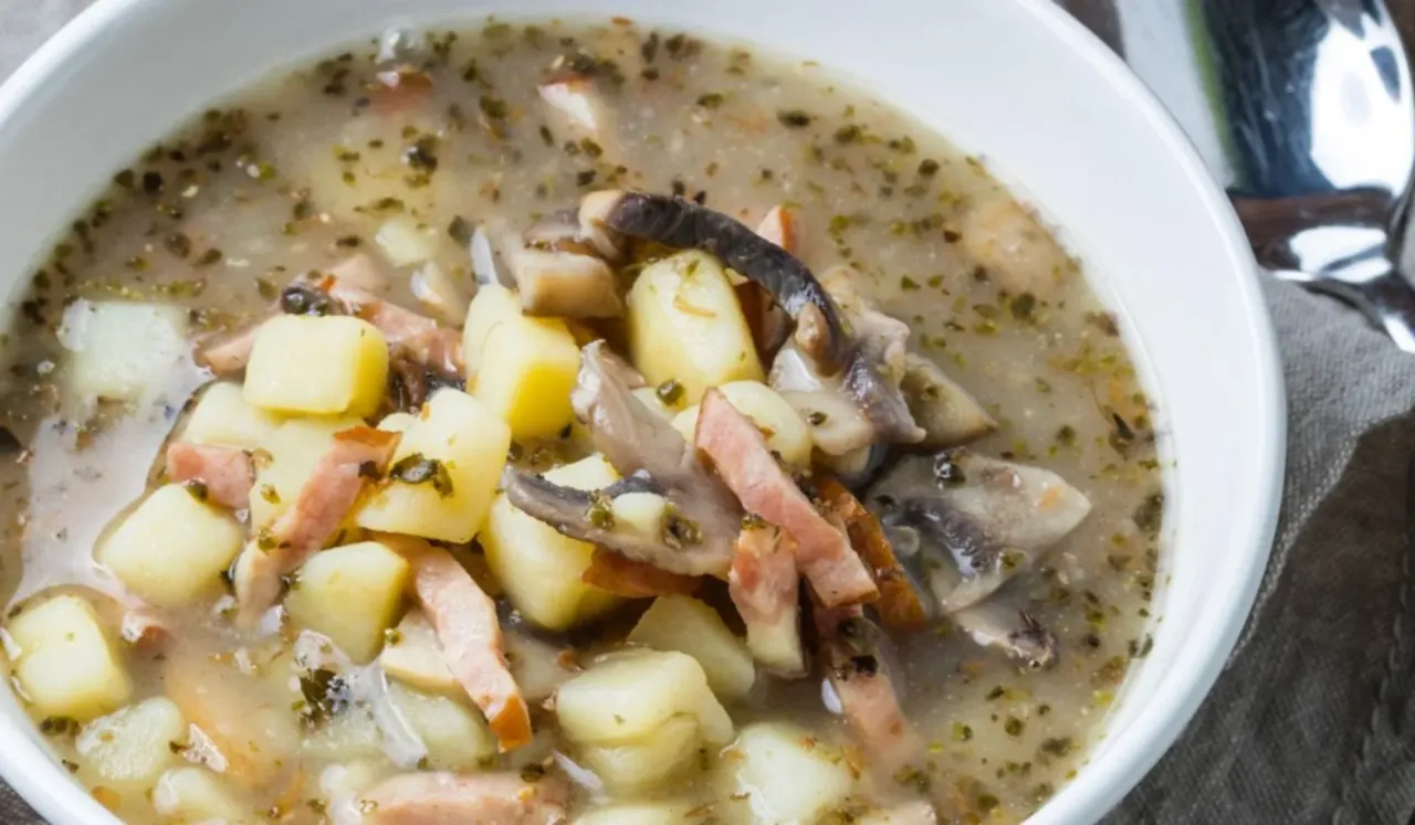 Zdjęcie Jaką zupę do placków ziemniaczanych wybrać, by zaskoczyć smakiem?