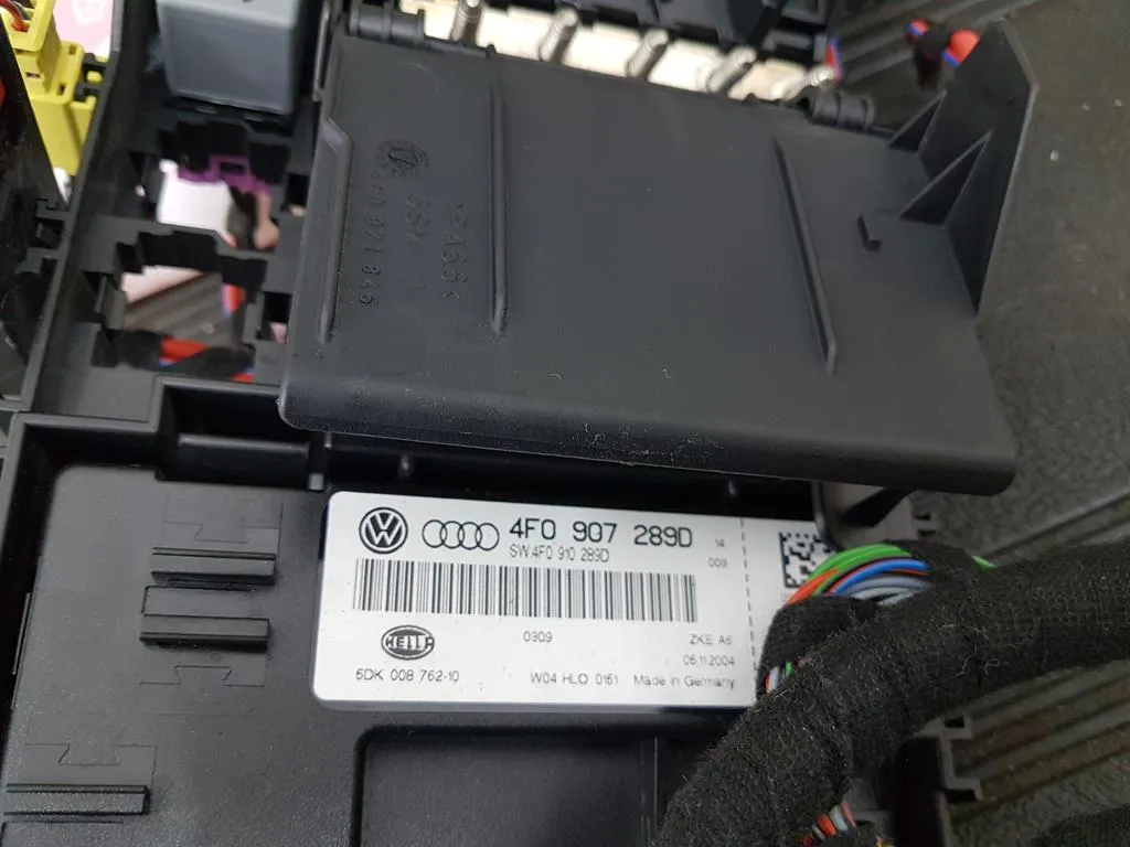 Zdjęcie Gdzie jest moduł komfortu Audi A6 C6? Lokalizacja i dostęp