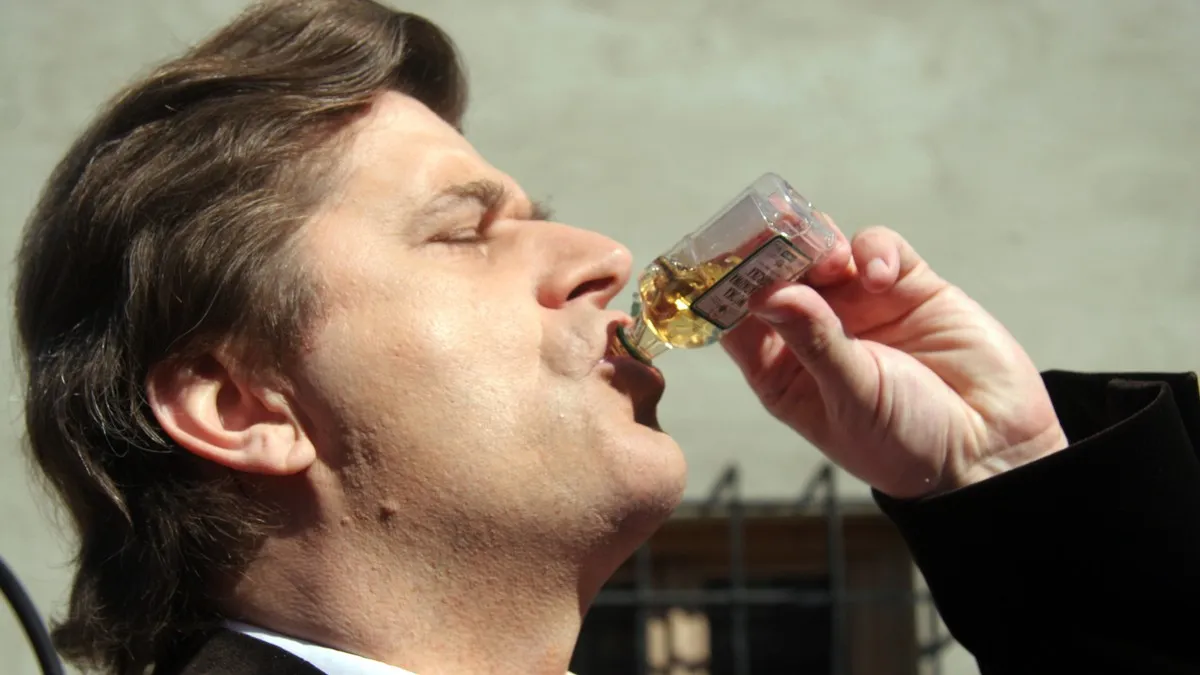 Zdjęcie Poznaj zabawny tekst piosenki Kto pije wódkę jest alkoholikiem: historia utworu