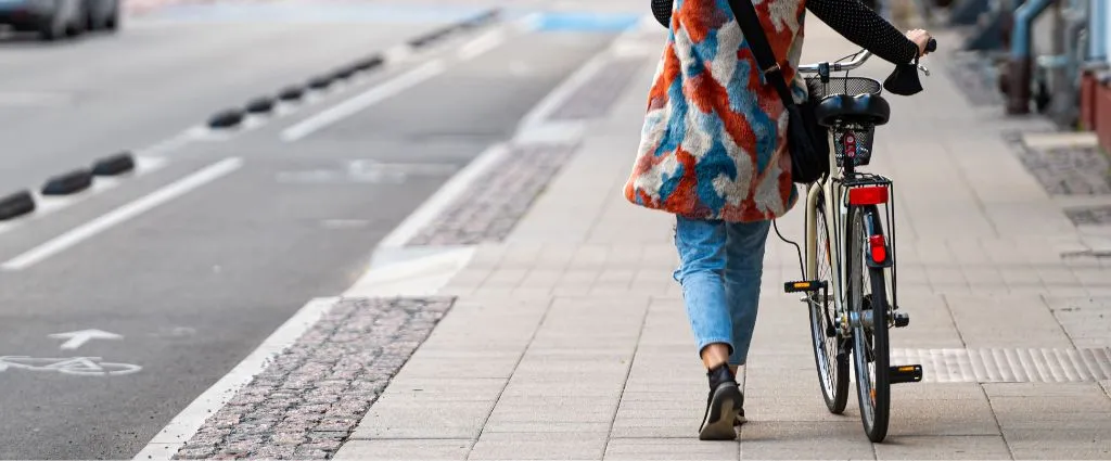 Zdjęcie Czy można jeździć rowerem po chodniku bez karty rowerowej? Odpowiedzi i zasady