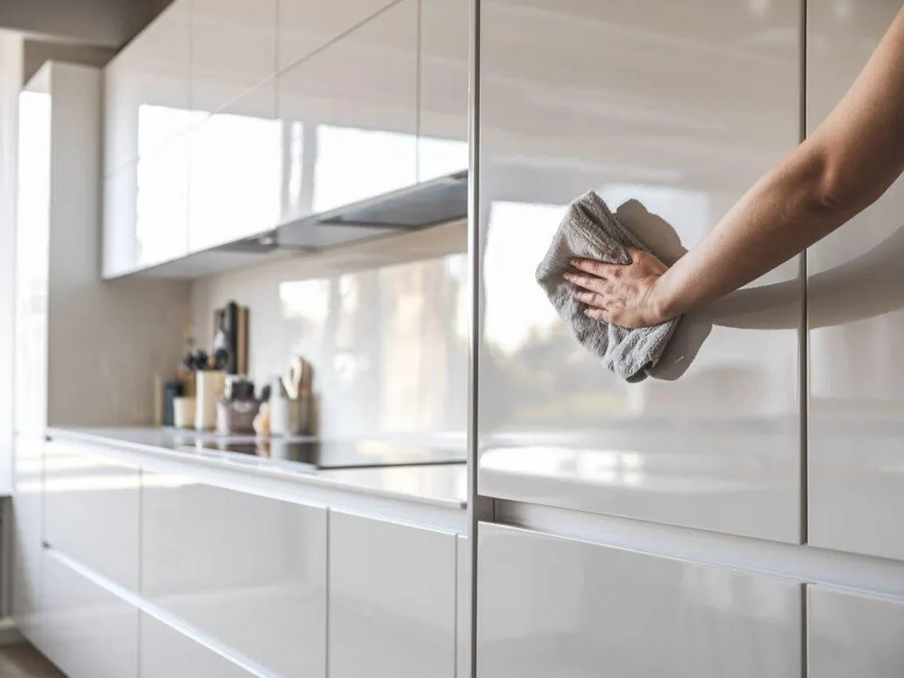 Zdjęcie Skuteczne metody czyszczenia lakierowanych szafek kuchennych bez zarysowań