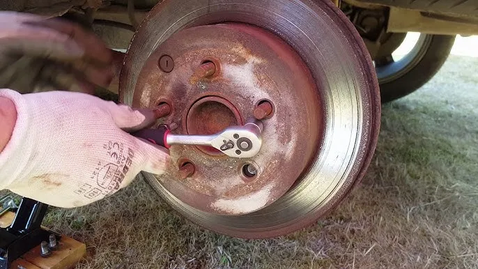 Zdjęcie Urwana szpilka w kole – czy można jeździć bez ryzyka uszkodzeń?