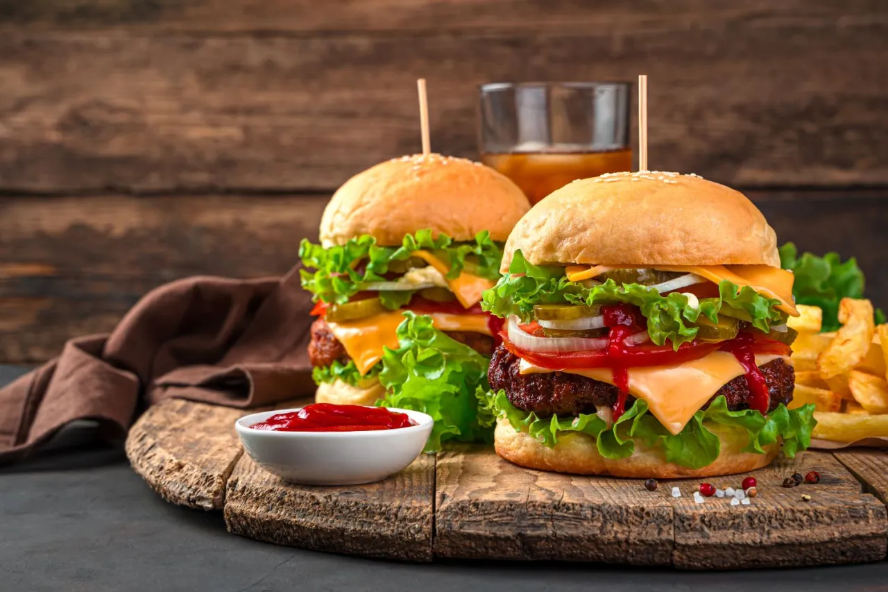 Zdjęcie Co dodać do burgera, aby zaskoczyć smakiem i teksturą?