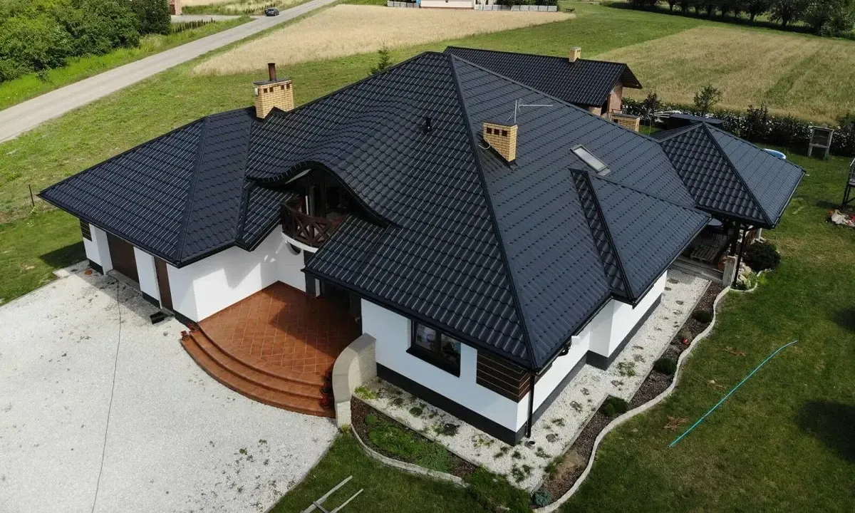Zdjęcie Blachodachówka czy dachówka ceramiczna? Koszty, które zaskakują!