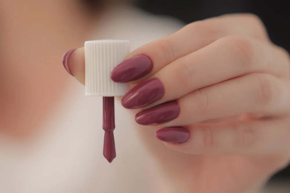 Zdjęcie Jak wykonać manicure hybrydowy w domu bez błędów i frustracji