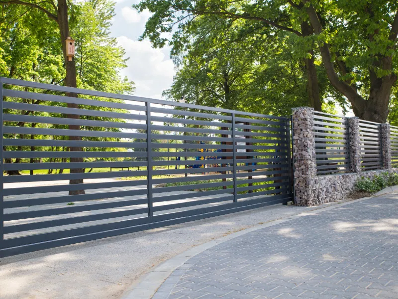Zdjęcie Ogrodzenie: co ile słupki? Prawidłowe rozstawy i montaż