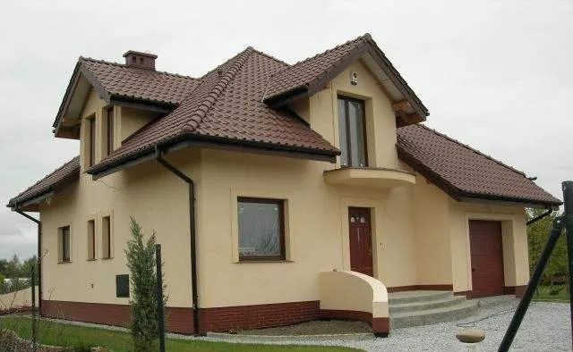 Zdjęcie Jaka elewacja do brązowego dachu i okien? Najlepsze kolory i style