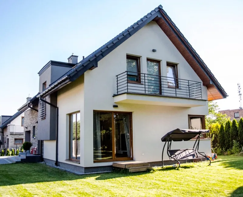 Zdjęcie Jaki kolor okien do antracytowego dachu? Odkryj idealne połączenia